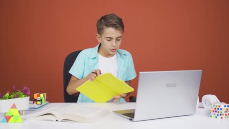 Niño-Haciendo-Videollamada-En-Una-Computadora-Portátil.