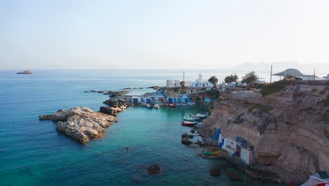 mandrakia: el pintoresco pueblo de pescadores en la isla de milos grecia