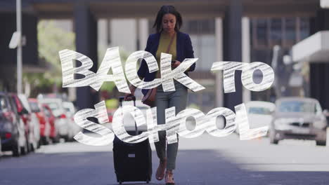 animación de texto de regreso a la escuela sobre mujer biracial con maleta