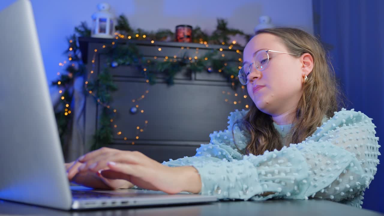 una morena desesperada no puede encontrar ningún regalo de navidad en internet, toma interior