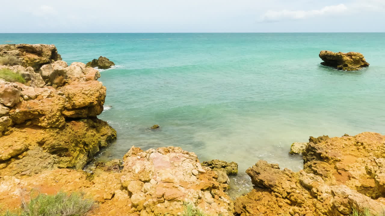 Vento che soffia sulla costa rocciosa di Cabo Rojo, vicino al Faro Los Morrillos a Porto Rico