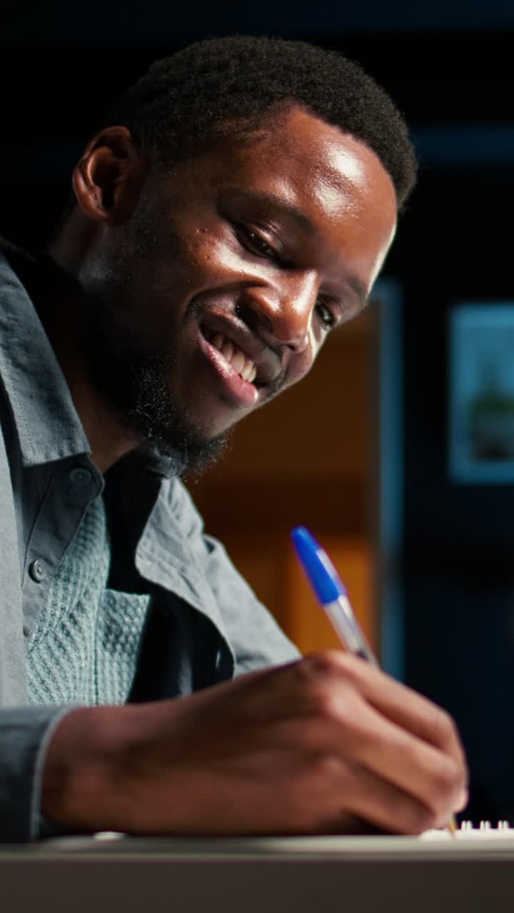 Scrittura dell'uomo in un taccuino