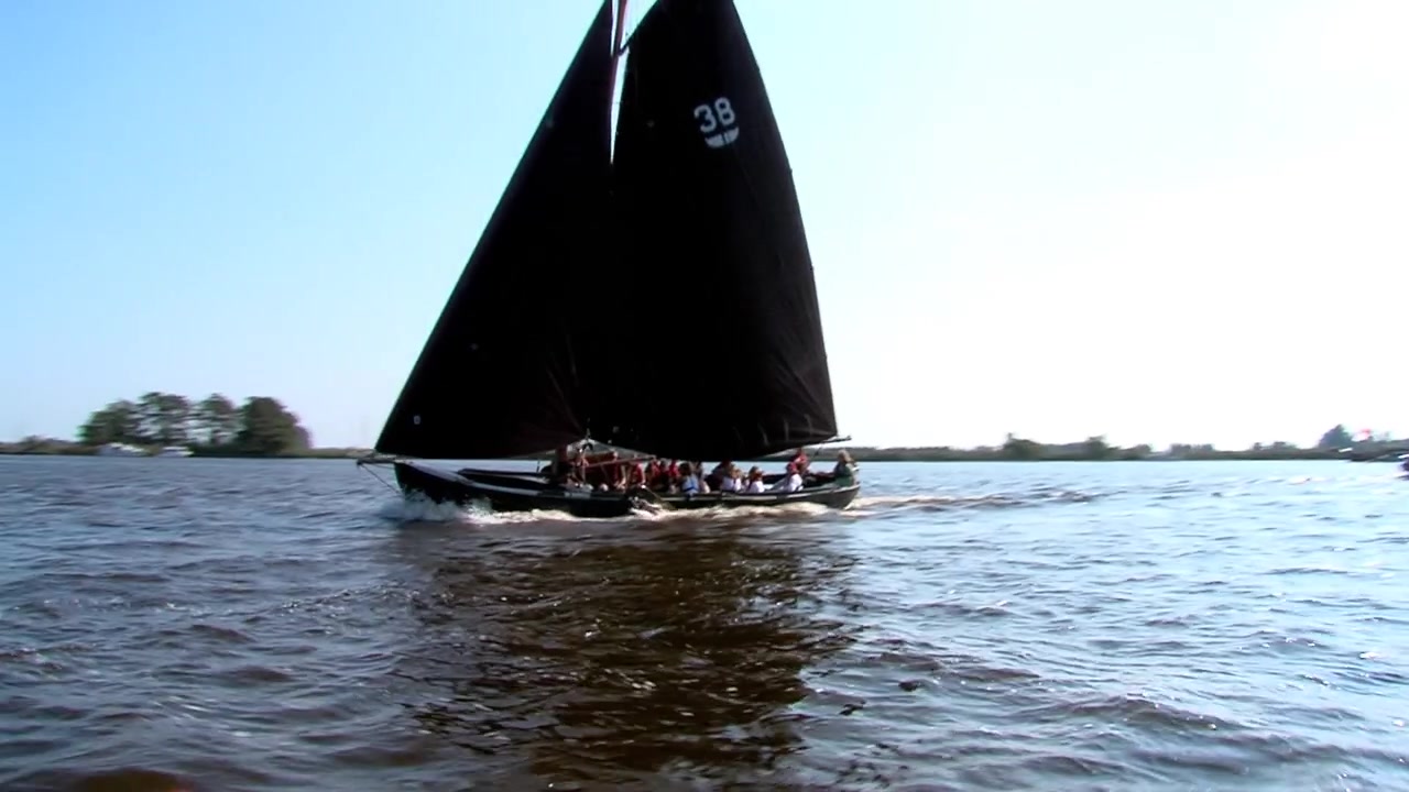 Segling med klassiska båtar på insjövatten i Friesland, Nederländerna.