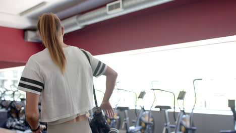 Young-Caucasian-woman-at-the-gym,-with-copy-space