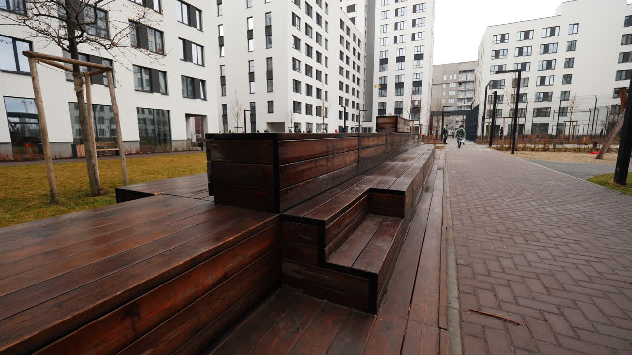 patio moderno del complejo residencial con asientos de madera