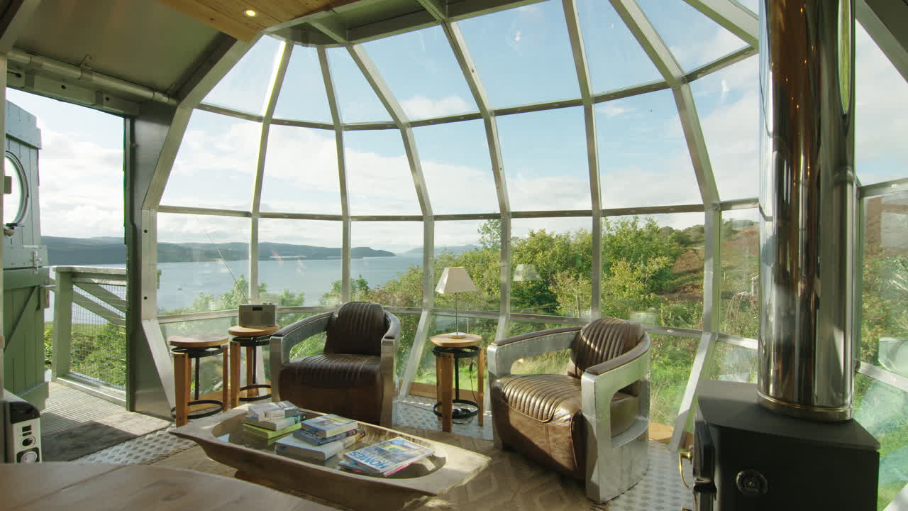 절대적으로 멋진 현대 시골 집 끝 창