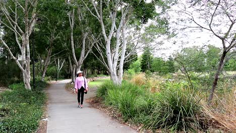 hermosa mujer filipina caminando en el parque