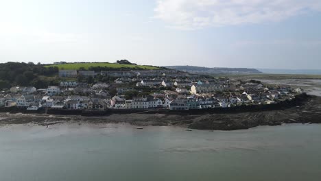 Luftaufnahme-Von-Appledore-Devon-Von-Links-Nach-Rechts-Entlang-Der-Uferpromenade-Mit-Der-Gezeitenstadt-Und-Grünen-Hügeln-Im-Hintergrund