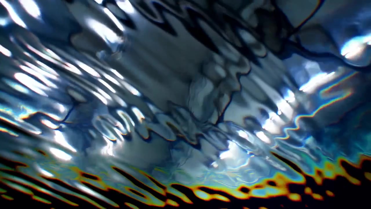 Podvodní časosběrné video ukazující postupnou transformaci zvlněné vodní hladiny od počátečních třpytivých odrazů k protáhlým odleskům blížícím se vrcholu.