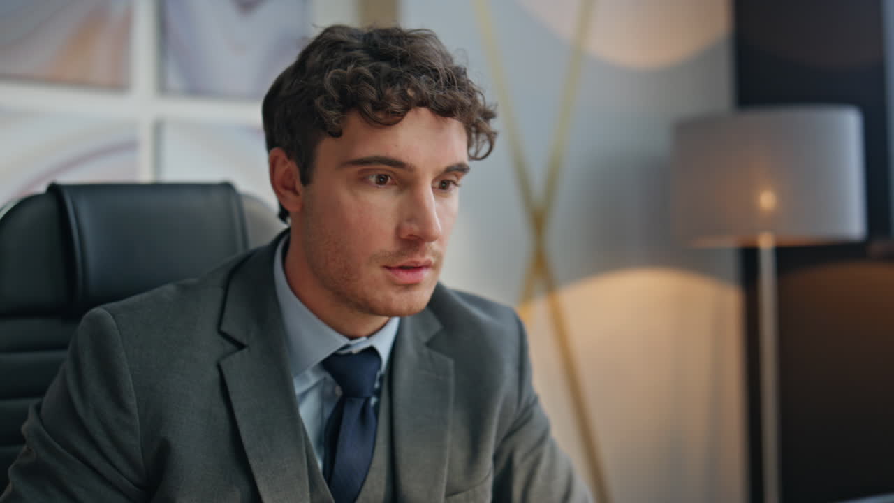 Primo piano delle mani di un uomo che esamina documenti in ufficio. Uomo d'affari entusiasta che esulta.