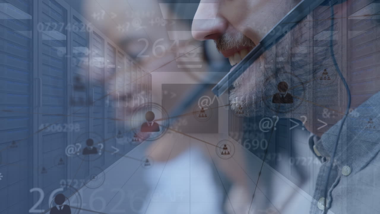 animación de conexiones, números y sala de servidores sobre felices compañeros de trabajo diversos en el centro de llamadas