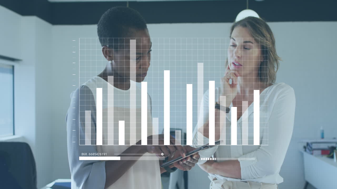 animación del procesamiento de datos estadísticos sobre dos mujeres diversas discutiendo sobre una tableta en la oficina