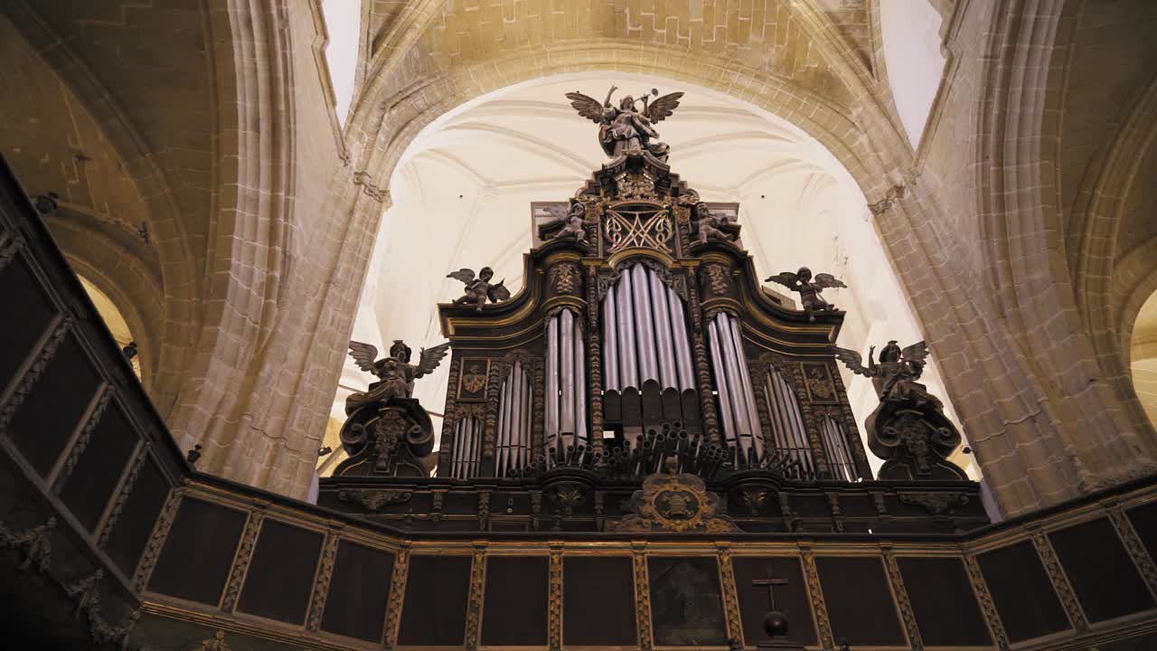enorme órgano barroco y neoclásico dentro de una antigua iglesia, medina-sidonia, cádiz
