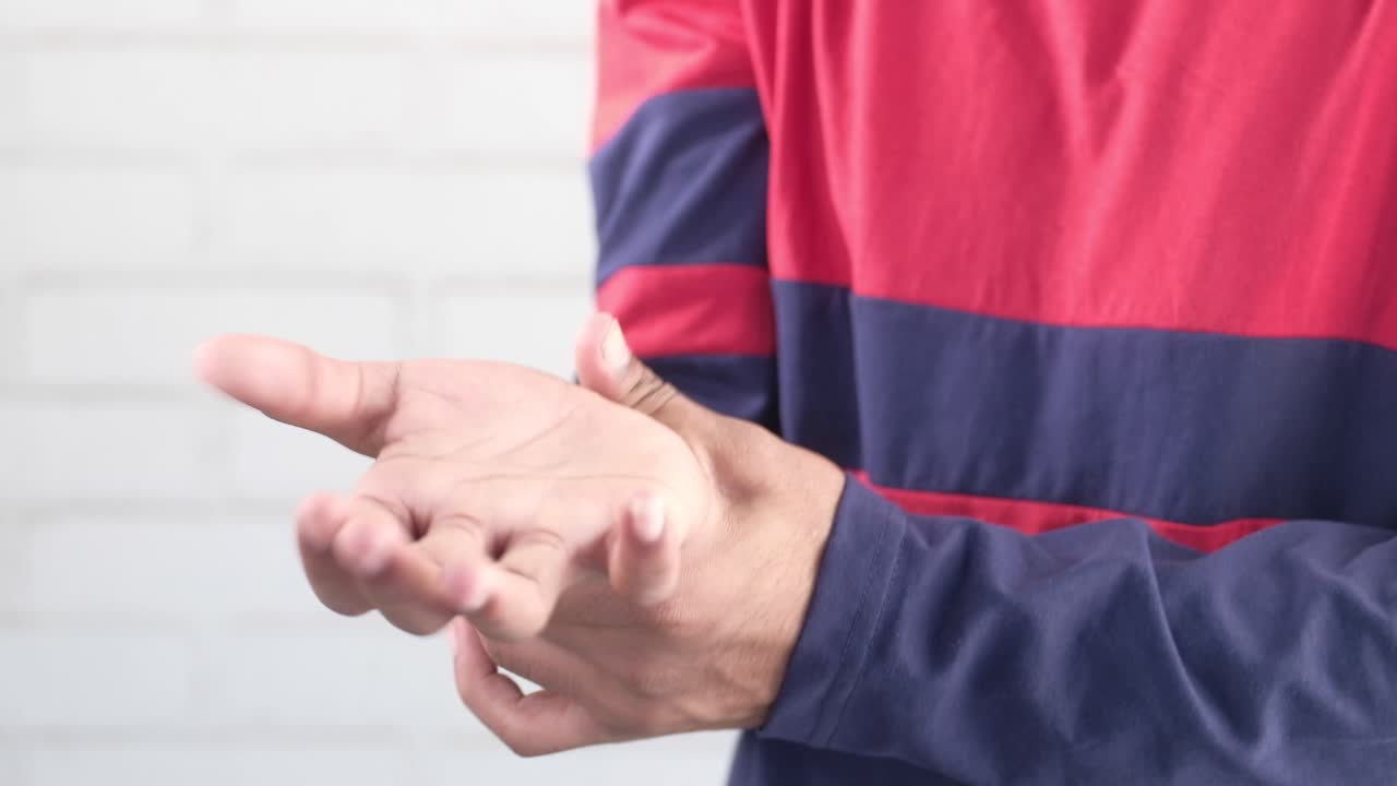 persona que experimenta dolor en la muñeca