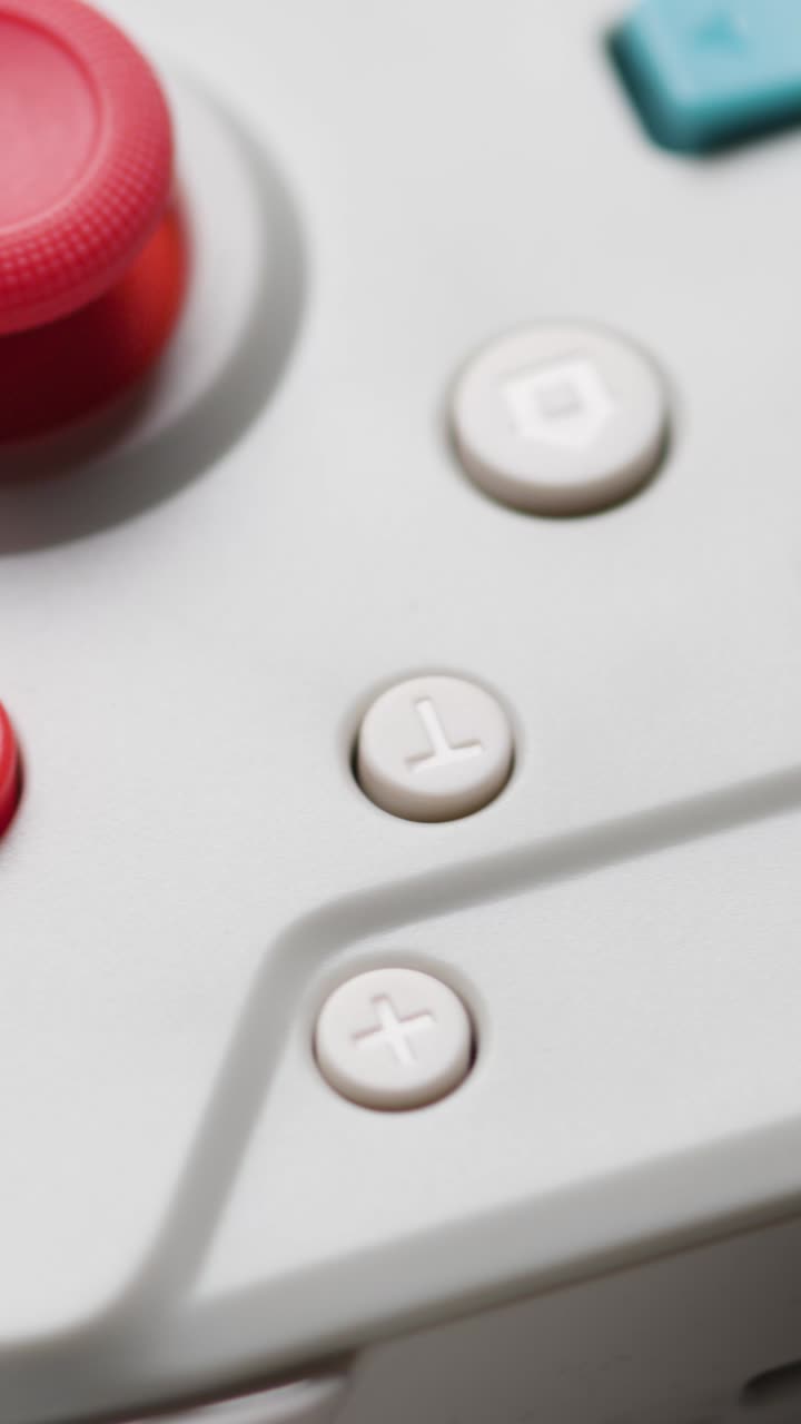 수직 클로즈업 비디오 게임 컨트롤러를 집어 들는 손