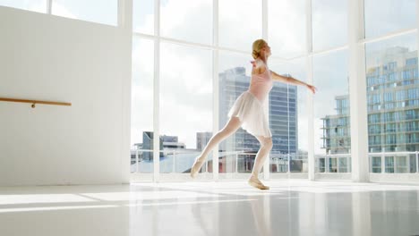 bailarina practicando el baile de ballet