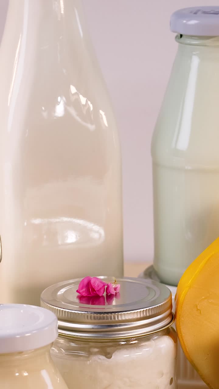 varios productos lácteos dispuestos en una mesa