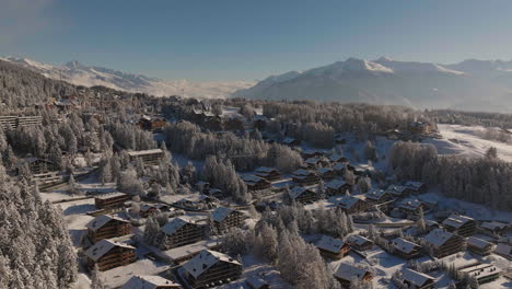 Luftaufnahme-In-Der-Schweiz-über-Der-Stadt-Crans-Montana,-Wallis