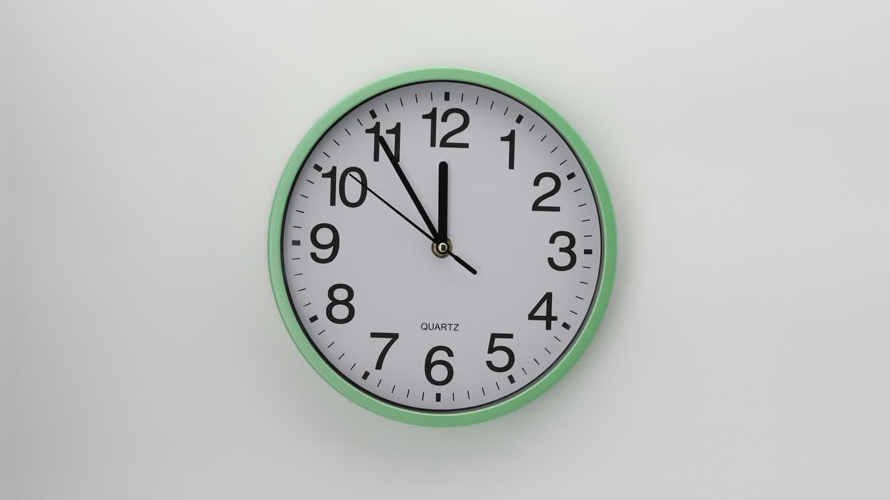 reloj de pared de cuarzo sobre un fondo blanco. uno de la serie de relojes de pared.