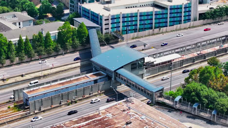 Buckhead-Station-Pedestrian-Bridge-Over-The-Highway-In-Atlanta,-Georgia