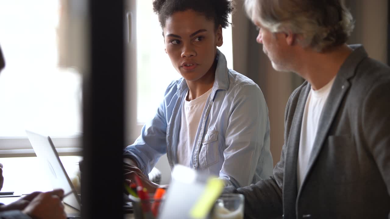 el equipo creativo está discutiendo un nuevo proyecto. jóvenes casuales en la nueva oficina de negocios creativos.