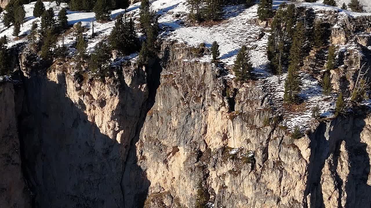 Lumipeitteiset kalliot Alpeilla Italian talvikaudella