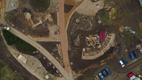 vista aérea de arriba hacia abajo del patio de juegos para niños en construcción