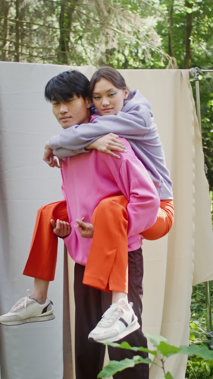 una pareja disfrutando de un paseo en un parque