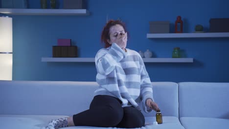 una mujer deprimida está tomando pastillas antidepresivas.