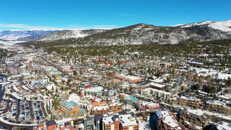 Vista-Aérea-De-La-Ciudad-Y-La-Ciudad-De-Breckenridge-En-Un-Soleado-Día-De-Invierno-En-Colorado---Vista-Aérea-De-Drones