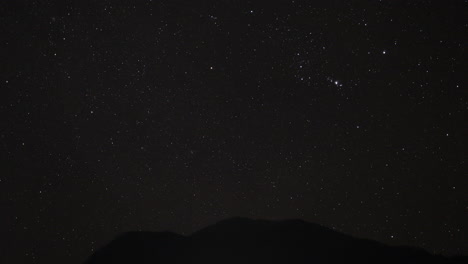 Timelapse-Nocturno-Del-Cielo-Desde-El-Valle-De-Shinja,-Jumla,-Nepal-Con-Colinas-En-Primer-Plano