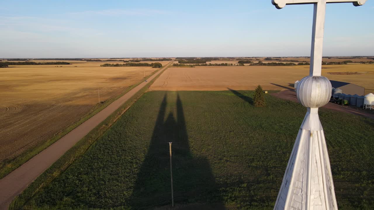 toma aérea de la iglesia católica romana en la pradera norteamericana durante la puesta de sol