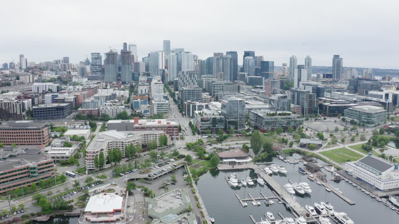 una toma aérea de un dron de seattle, el sur de lake union se mueve hacia atrás.