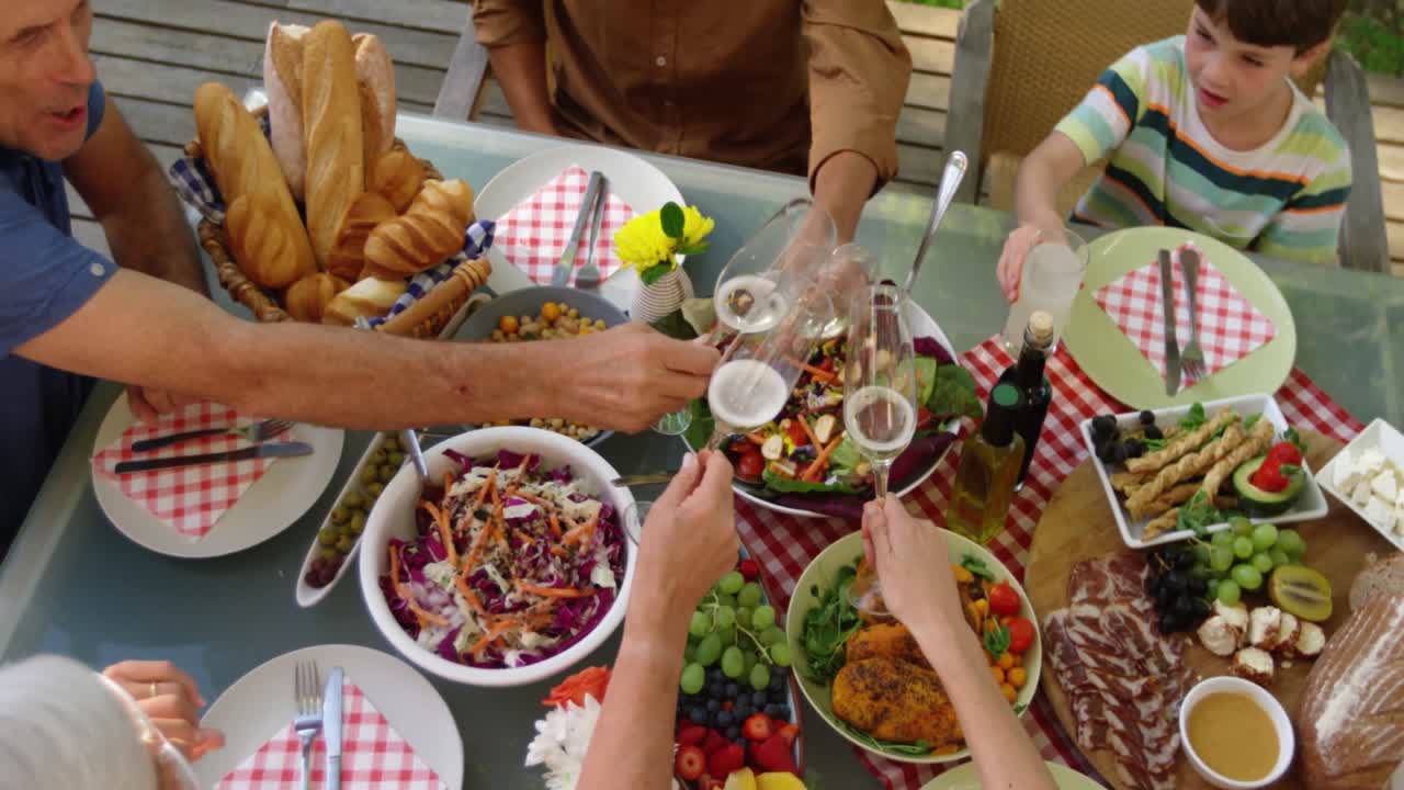 familia comiendo afuera juntos en verano
