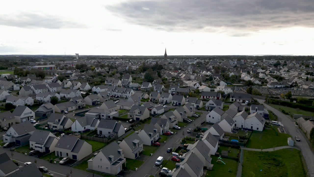 saint-méloir-des-ondes con el campanario de la iglesia al fondo, bretaña en francia