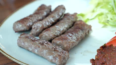 turkish köfte with salad and tomato