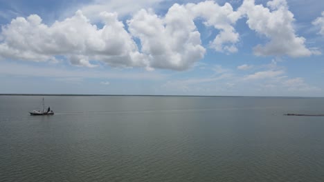 barco camaronero en la bahía de matagorda
