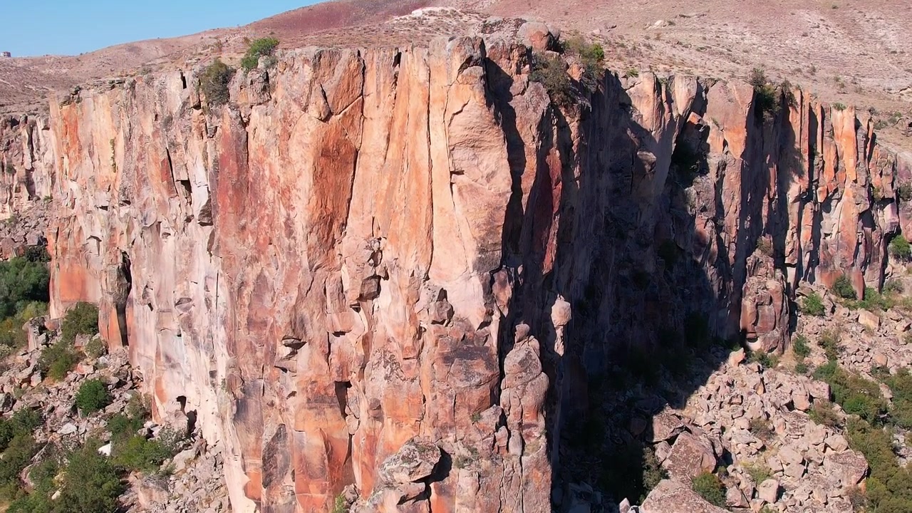 Esplora le formazioni rocciose in Cappadocia durante una giornata di sole splendente.