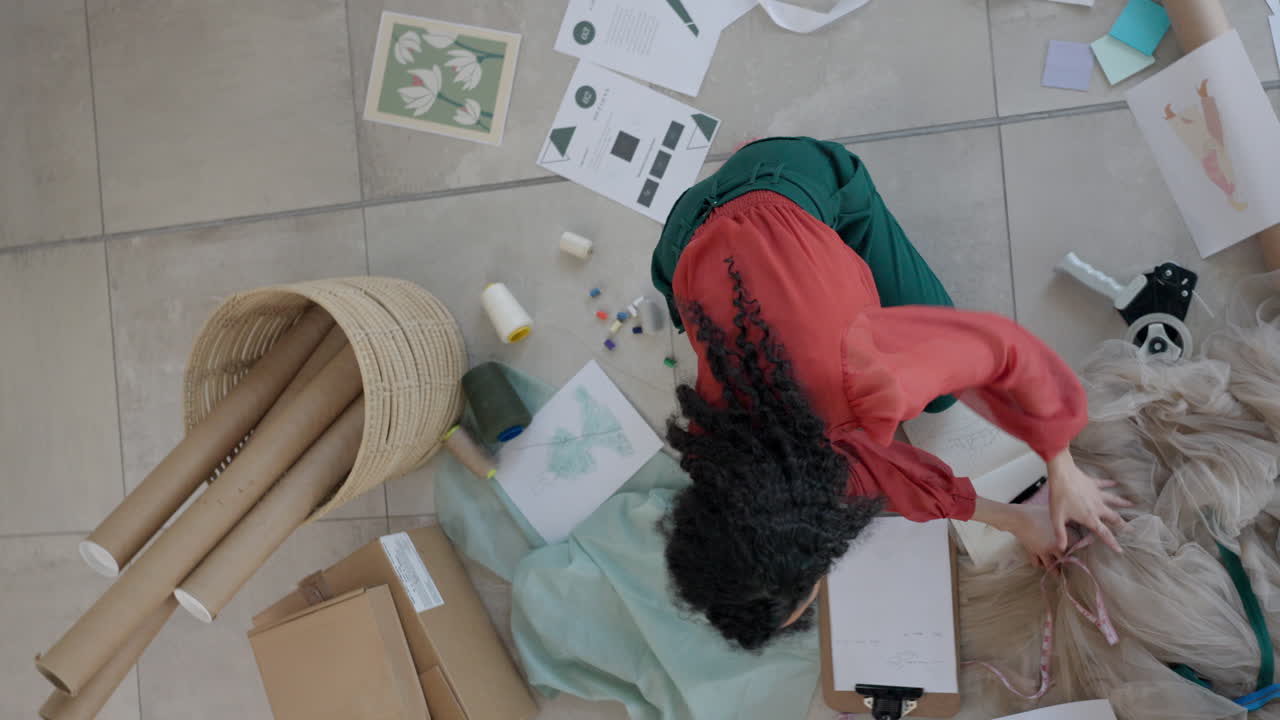 arriba, documentos y mujer corriendo en un piso