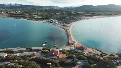 isuledda o isla dei gabbiani: vista aérea sobre el puente que conecta la isla con cerdeña