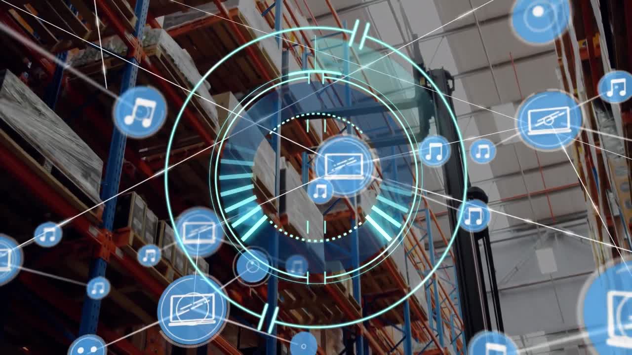 animación de la red de iconos digitales y escáner redondo de neón contra la carretilla elevadora que opera en el almacén