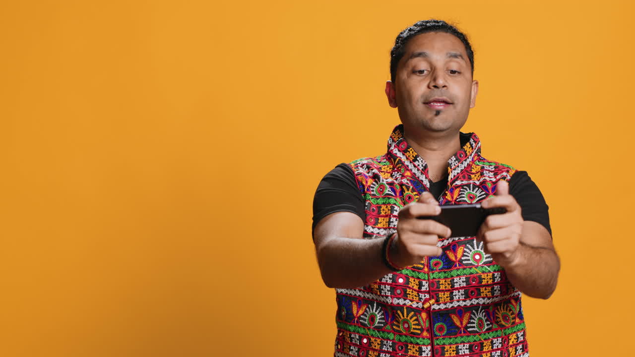 휴대전화에서 게임을 즐기는 게이머, 적을 물리치는 재미, 스튜디오 배경