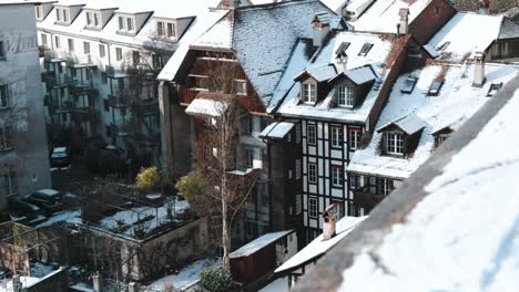 Tejados-Cubiertos-De-Nieve-De-Casas-Suizas-Tradicionales-En-El-Casco-Antiguo-De-Berna,-Suiza-En-Un-Día-Soleado