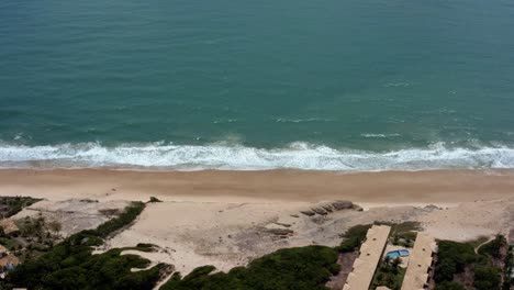 fotografía aérea de la playa tropical de cacimbinhas con arena dorada y agua turquesa cálida en tibau do sul, rio grande do norte, brasil cerca de pipa en un cálido día soleado de verano