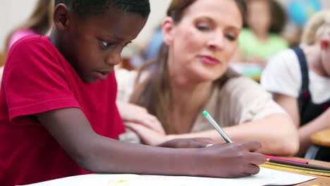 niño escribiendo en su cuaderno