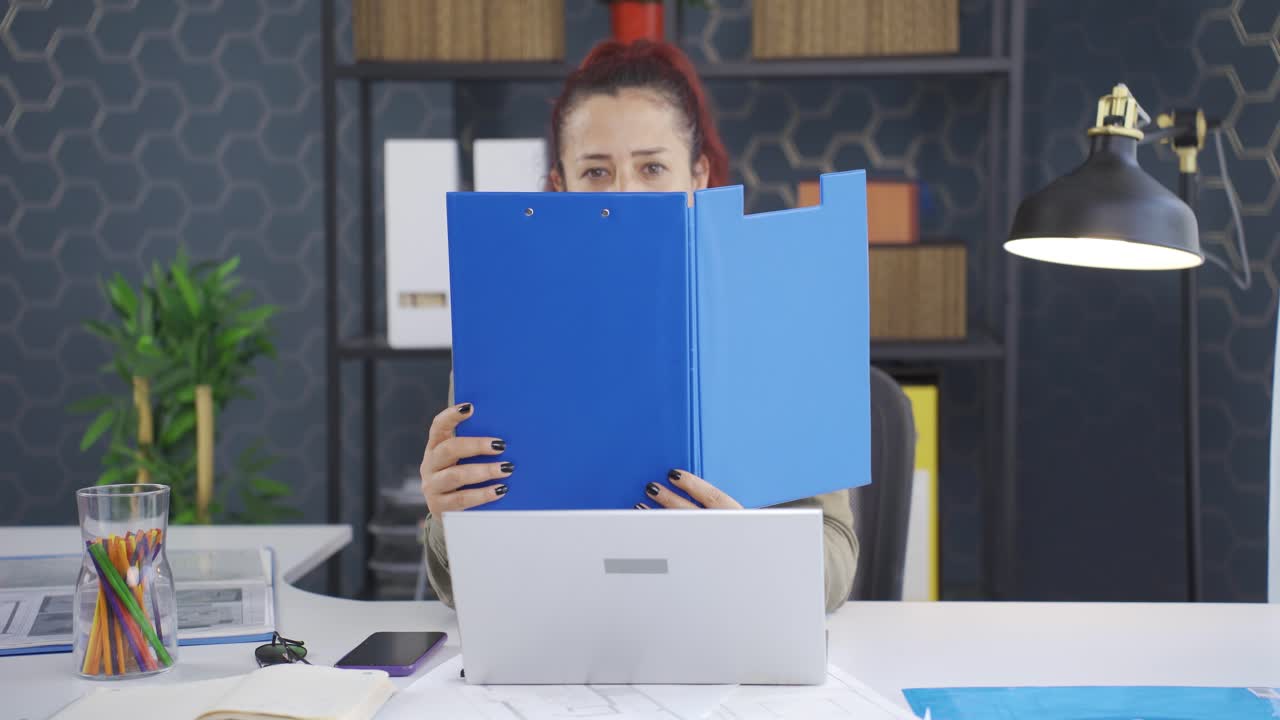 mujer de negocios alegre trabajando en archivos.