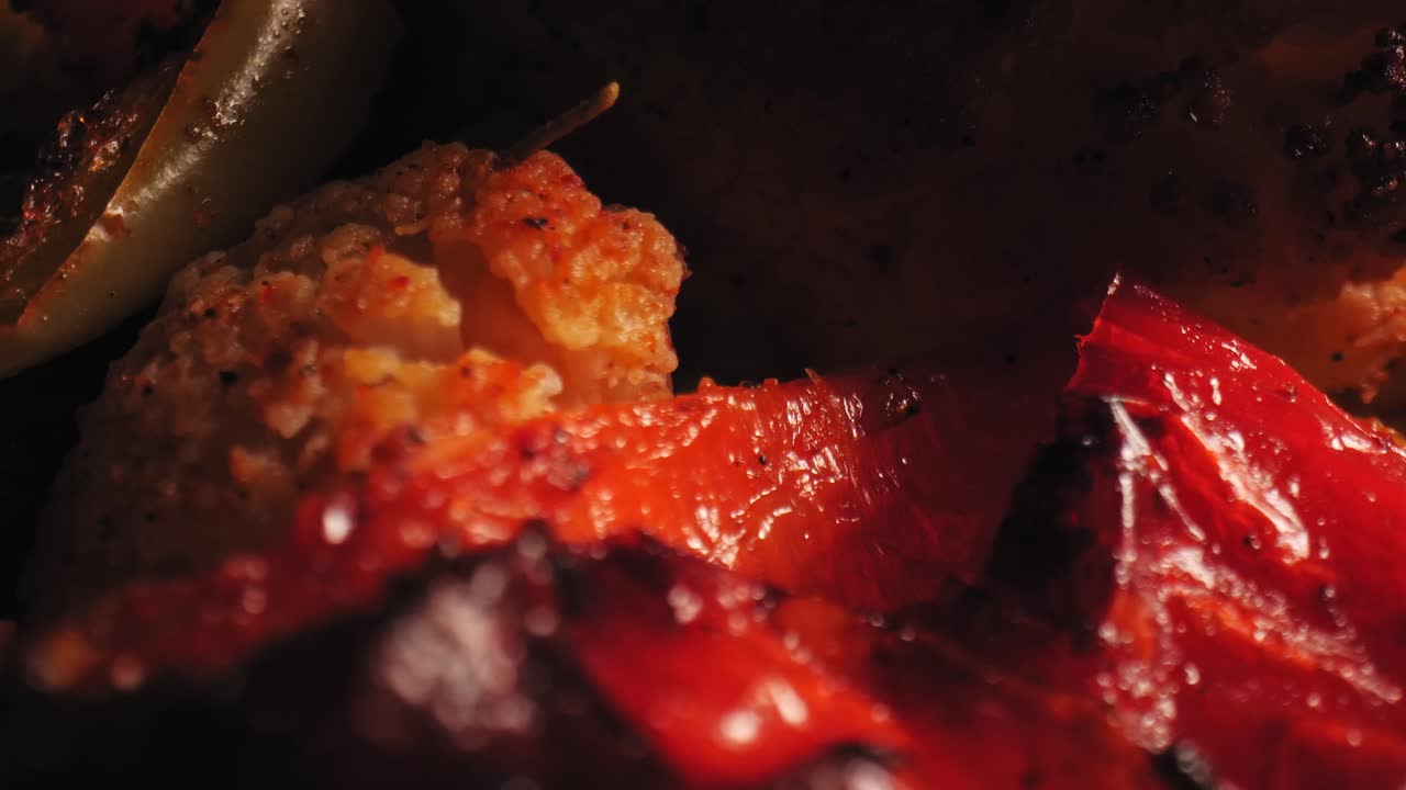 콜리플라워, 붉은 피망, 주키니, 당근 - 허브와 향신료로 맛을 낸 구운 채소의 활기찬 클로즈업