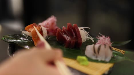 recogiendo sushi a mano de un plato variado