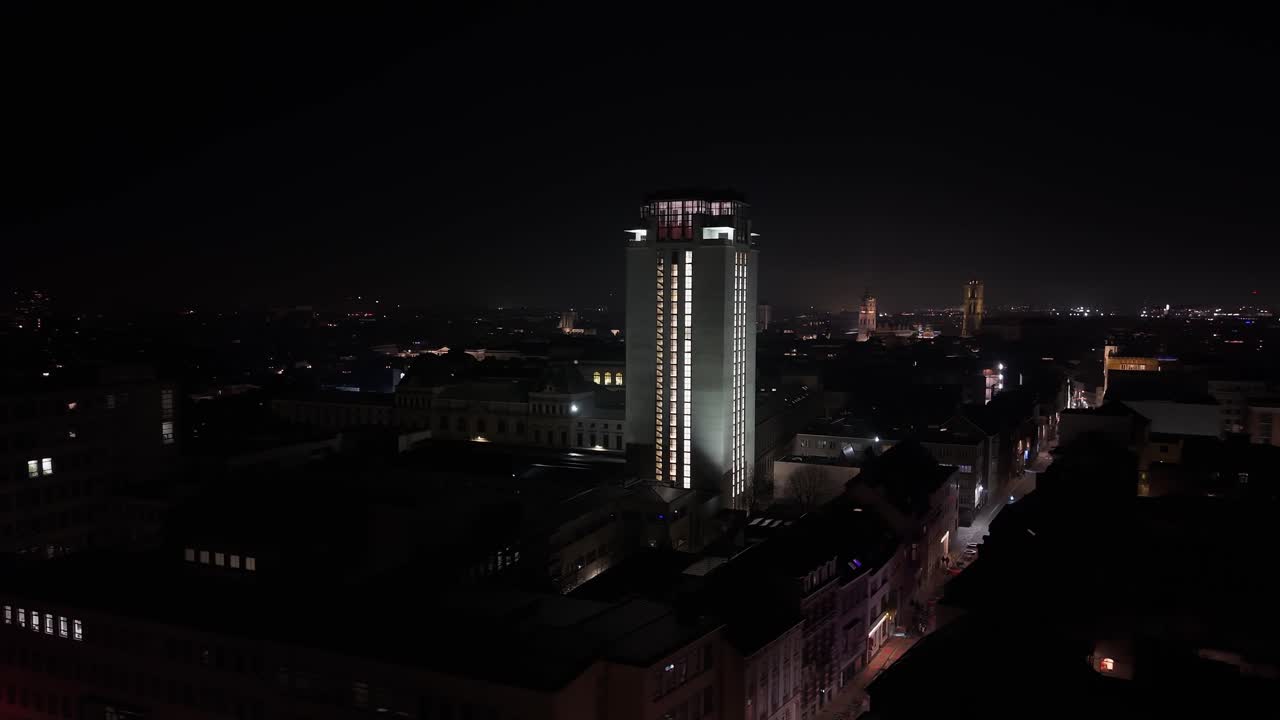 Paesaggio notturno di Gand che evidenzia la Torre del Libro illuminata, mostrando architettura storica e lo skyline suggestivo della città di notte.