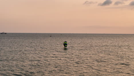 Wingfoiling-Bei-Sonnenuntergang-In-Vietnam,-Südostasien-Reisen,-Freizeit,-Urlaub